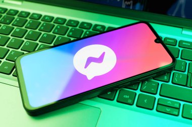 Prag, Çek Cumhuriyeti - 21 Ekim 2024: Laptop klavyesindeki modern akıllı telefon aygıtı.