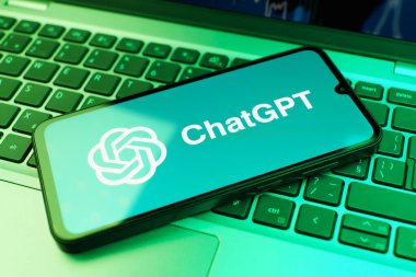 Prag, Çek Cumhuriyeti - 720 2024: ChatGPT logosunu gösteren akıllı telefon