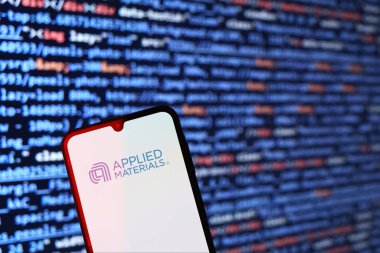 Prag, Çek Cumhuriyeti - 10 21 2024: Uygulamalı Malzeme logosunu gösteren akıllı telefon.