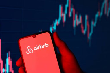 Prag, Çek Cumhuriyeti - 10 21 2024: Airbnb logosunu gösteren akıllı telefon.