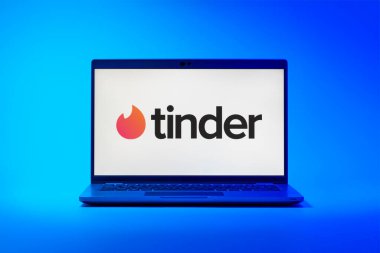 Prag, Çek Cumhuriyeti - 21 Ekim 2024: Tinder logosunu gösteren modern dizüstü bilgisayar ekranı