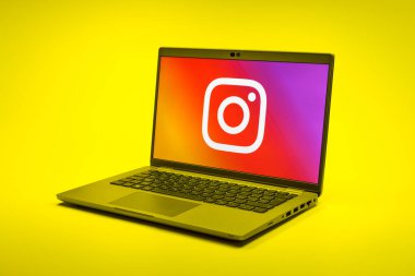 Prag, Çek Cumhuriyeti - 21 Ekim 2024: Instagram logosunu gösteren modern dizüstü bilgisayar ekranı