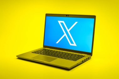 Prag, Çek Cumhuriyeti - 21 Ekim 2024: X logosunu gösteren modern dizüstü bilgisayar ekranı