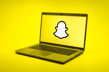 Prag, Çek Cumhuriyeti - 21 Ekim 2024: Snapchat logosunu gösteren modern dizüstü bilgisayar ekranı