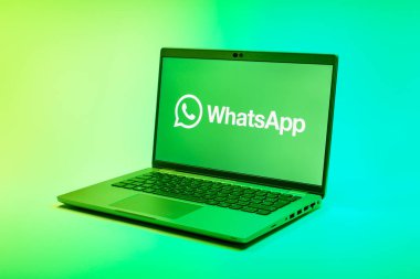 Prag, Çek Cumhuriyeti - 21 Ekim 2024: Yüzey arkaplanındaki modern laptop ekranı Whatsapp logosunu gösteriyor