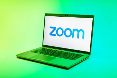 Prag, Çek Cumhuriyeti - 21 Ekim 2024: Zoom logosunu gösteren modern dizüstü bilgisayar ekranı