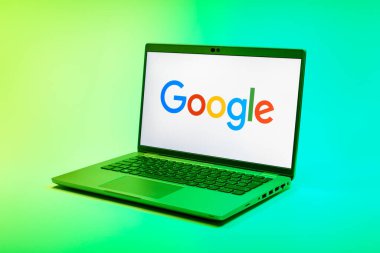 Prag, Çek Cumhuriyeti - 21 Ekim 2024: Google logosunu gösteren modern dizüstü bilgisayar ekranı