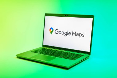 Prag, Çek Cumhuriyeti - 21 Ekim 2024: Google Maps logosunu gösteren modern dizüstü bilgisayar ekranı