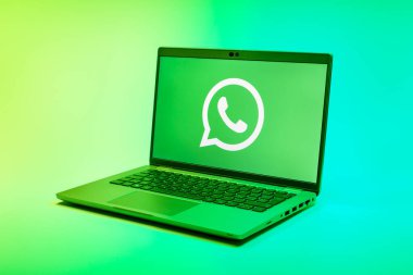 Prag, Çek Cumhuriyeti - 21 Ekim 2024: Yüzey arkaplanındaki modern laptop ekranı Whatsapp logosunu gösteriyor