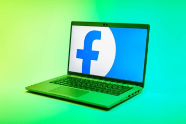 Prag, Çek Cumhuriyeti - 21 Ekim 2024: Facebook logosunu gösteren modern dizüstü bilgisayar ekranı