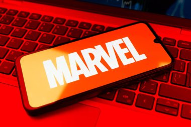 Prag, Çek Cumhuriyeti - 720 2024: Marvel logosunu gösteren akıllı telefon