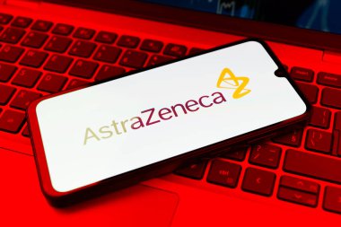 Prag, Çek Cumhuriyeti - 720 2024: AstraZeneca logosunu gösteren akıllı telefon