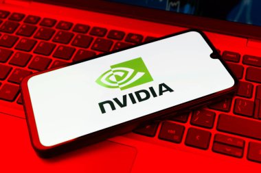 Prag, Çek Cumhuriyeti - 720 2024: Nvidia logosunu gösteren akıllı telefon