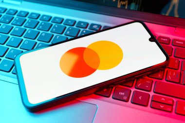 Prag, Çek Cumhuriyeti - 720 2024: Yüzeyde Mastercard logosu gösteren akıllı telefon