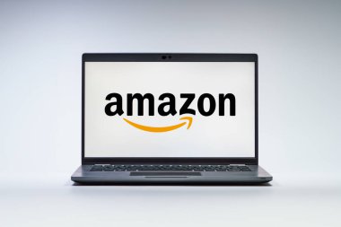 Prag, Çek Cumhuriyeti - 21 Ekim 2024: Amazon logosunu gösteren modern dizüstü bilgisayar ekranı