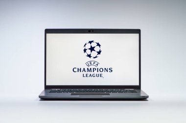 Prag, Çek Cumhuriyeti - 21 Ekim 2024: Şampiyonlar Ligi logosunu gösteren modern dizüstü bilgisayar ekranı