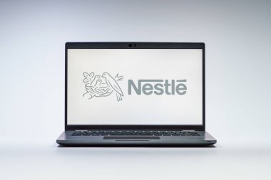 Prag, Çek Cumhuriyeti - 21 Ekim 2024: Nestle logosunu gösteren modern bilgisayar ekranı