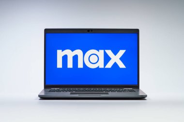 Prag, Çek Cumhuriyeti - 21 Ekim 2024: HBOmax logosunu gösteren modern dizüstü bilgisayar ekranı