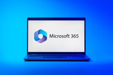 Prag, Çek Cumhuriyeti - 21 Ekim 2024: Microsoft 365 logosunu gösteren modern dizüstü bilgisayar ekranı