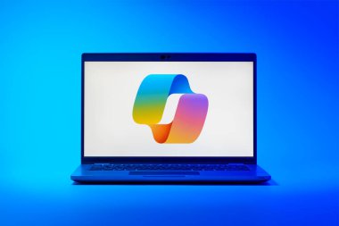Prag, Çek Cumhuriyeti - 21 Ekim 2024: Microsoft Copilot logosunu gösteren modern dizüstü bilgisayar