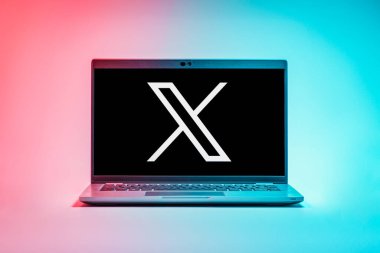 Prag, Çek Cumhuriyeti - 21 Ekim 2024: X logosunu gösteren modern dizüstü bilgisayar ekranı