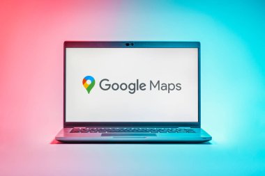 Prag, Çek Cumhuriyeti - 21 Ekim 2024: Google Maps logosunu gösteren modern dizüstü bilgisayar ekranı
