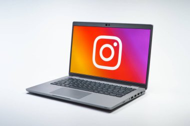 Prag, Çek Cumhuriyeti - 21 Ekim 2024: Instagram logosunu gösteren modern dizüstü bilgisayar ekranı