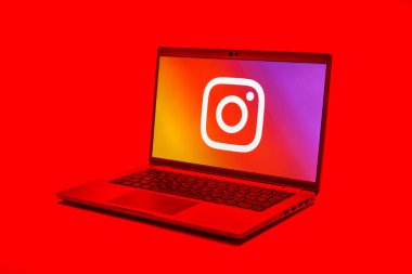 Prag, Çek Cumhuriyeti - 21 Ekim 2024: Instagram logosunu gösteren modern dizüstü bilgisayar ekranı
