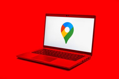 Prag, Çek Cumhuriyeti - 21 Ekim 2024: Google Maps logosunu gösteren modern dizüstü bilgisayar ekranı