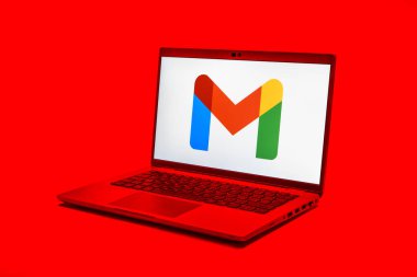 Prag, Çek Cumhuriyeti - 21 Ekim 2024: Gmail logosunu gösteren modern dizüstü bilgisayar ekranı