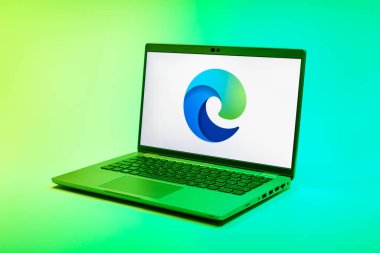 Prag, Çek Cumhuriyeti - 21 Ekim 2024: Microsoft Edge logosunu gösteren modern dizüstü bilgisayar ekranı