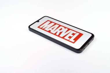 Prag, Çek Cumhuriyeti - 720 2024: Marvel logosunu gösteren akıllı telefon