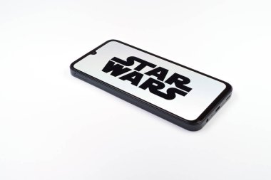 Prag, Çek Cumhuriyeti - 720 2024: Yıldız Savaşları logosunu gösteren akıllı telefon