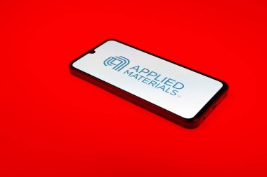 Prag, Çek Cumhuriyeti - 21 Ekim 2024: Uygulamalı malzeme logosunu gösteren modern akıllı telefon aygıtı.