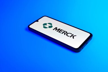Prag, Çek Cumhuriyeti - 720 2024: Merck logosunu gösteren akıllı telefon