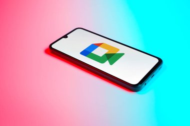 Prag, Çek Cumhuriyeti - 21 Ekim 2024: Google Meets logosunu gösteren modern akıllı telefon aygıtı.
