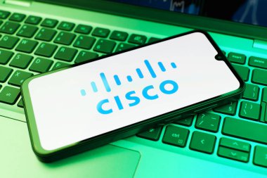 Prag, Çek Cumhuriyeti - 21 Ekim 2024: Cisco logosunu gösteren dizüstü bilgisayardaki modern akıllı telefon aygıtı.