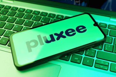 Prag, Çek Cumhuriyeti - 21 Ekim 2024: Laptop klavye arka planında eklenti logosunu gösteren modern akıllı telefon aygıtı.