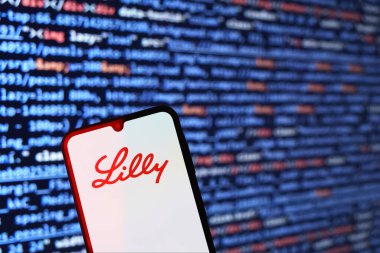 Prag, Çek Cumhuriyeti - 10 21 2024: Eli Lilly logosunu gösteren akıllı telefon.