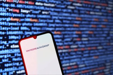 Prag, Çek Cumhuriyeti - 10 21 2024: Birleşik Sağlık Grubu logosunu gösteren akıllı telefon.