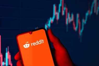 Prag, Çek Cumhuriyeti - 10 21 2024: Reddit logosunu gösteren akıllı telefon.