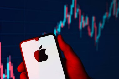 Prag, Çek Cumhuriyeti - 10 21 2024: Apple logosunu gösteren akıllı telefon.