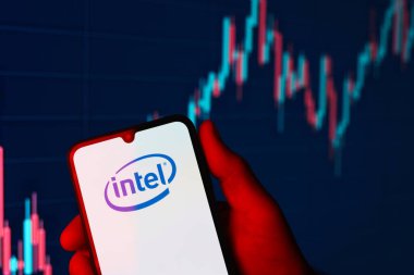 Prag, Çek Cumhuriyeti - 10 21 2024: Intel logosu gösteren akıllı telefon.