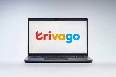 Prag, Çek Cumhuriyeti - 21 Ekim 2024: Yüzey arkaplanındaki modern laptop ekranı trivago logosunu gösteriyor