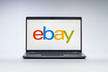 Prag, Çek Cumhuriyeti - 21 Ekim 2024: ebay logosunu gösteren modern dizüstü bilgisayar ekranı