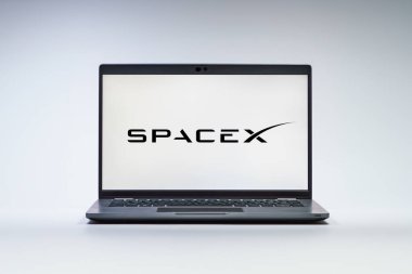 Prag, Çek Cumhuriyeti - 21 Ekim 2024: Uzaylı logosunu gösteren modern dizüstü bilgisayar ekranı