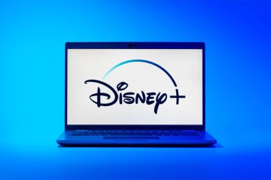 Prag, Çek Cumhuriyeti - 21 Ekim 2024: Disney + logosunu gösteren modern dizüstü bilgisayar ekranı