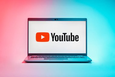 Prag, Çek Cumhuriyeti - 21 Ekim 2024: Youtube logosunu gösteren modern dizüstü bilgisayar ekranı