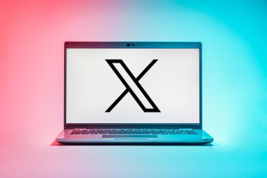 Prag, Çek Cumhuriyeti - 21 Ekim 2024: X logosunu gösteren modern dizüstü bilgisayar ekranı