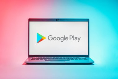 Prag, Çek Cumhuriyeti - 21 Ekim 2024: Google Play logosunu gösteren modern dizüstü bilgisayar ekranı